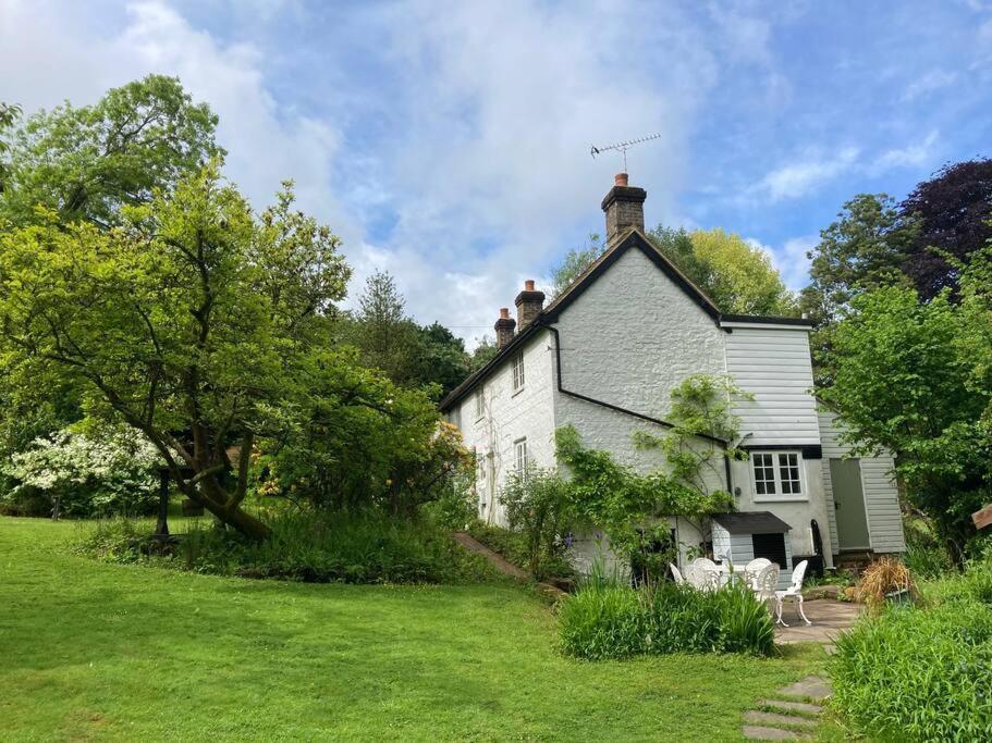 Ashdown Forest Character Cottage, 18Th Century Кроубъро Екстериор снимка